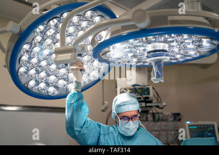 Ritratto di medico chirurgo durante il funzionamento Foto Stock