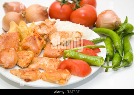 Stile turco filetto di pollo kebab con riso e insalate Foto Stock