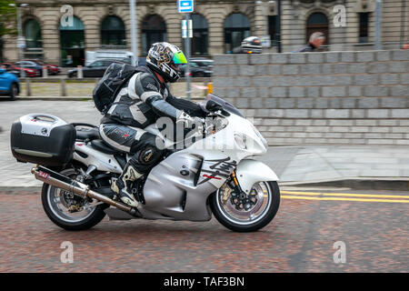 Liverpool, Merseyside. Xxiv Maggio, 2019 UK Meteo: ammenda, calma lo stato come fino a 200 motociclisti coda a bordo del mattino il traghetto per l'Isola di Man a frequentare l'isola gare TT. Extra servizi di traghetto devono essere aggiunti per far fronte alla grande domanda per gli spettatori in viaggio per partecipare a questo anno la top motor sport settimana di prove di qualificazione e la strada più veloce gara sul pianeta. Credito: MediaWorldImages/AlamyLiveNews Foto Stock