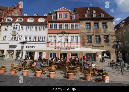 Belle facciate sulla storica piazza del mercato con caffetteria all'aperto a Coburg, Germania Foto Stock