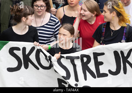 Stoccolma, Svezia. 24 Maggio, 2019. 16-anno-vecchio clima svedese Greta attivista Thunberg dimostrando a Stoccolma il venerdì. Foto Stock