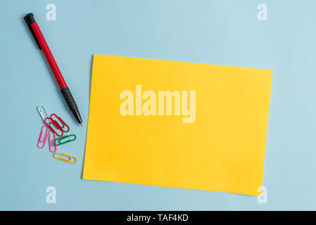 Cartone teso e la scrittura di attrezzature poste al di sopra di color pastello sullo sfondo Foto Stock