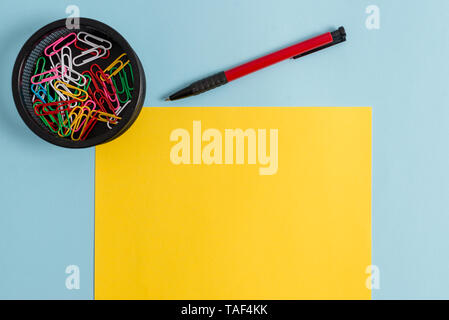 Cartone teso e la scrittura di attrezzature poste al di sopra di color pastello sullo sfondo Foto Stock