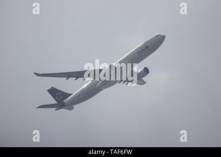 Licciana Nardi, Italia - 24 Maggio 2019: HS-TBD Airbus A330-300 di Thai Airways. In Volo Chiang Mai a Bangkok. Foto Stock