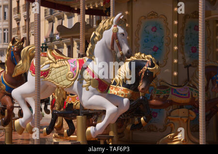Maggio 2019, Valencia, Spagna. Close-up di una giostra cavallo in tradizionali cavalli di legno che si trova nella città di Valencia Foto Stock