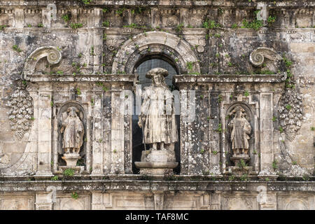 Scultura di Apostolo Santiago e i suoi discepoli. A est la facciata della cattedrale di Santiago di Compostela Foto Stock