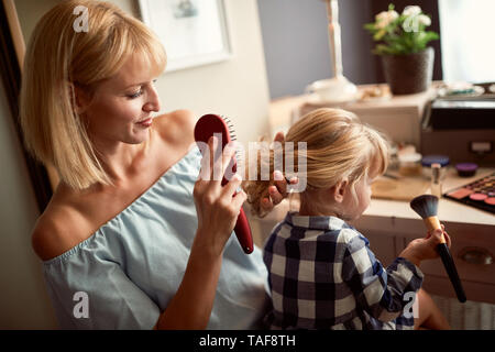 Madre di spazzole per capelli carino bambino femmina Foto Stock
