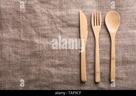 Una vista in pianta di un cucchiaio di legno, coltello e forchetta Foto Stock
