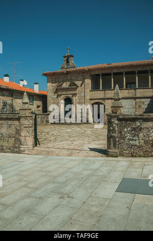 Pietra recinto murato con gateway di fronte affascinante vecchio edificio e vicolo deserte a Guarda. Un ben conservato borgo medievale nella zona orientale del Portogallo. Foto Stock