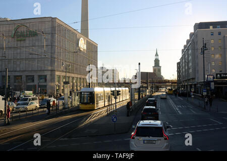 Per le strade di Berlino. Berlino è oggi molto fresco e stimolante città. La sua miscela di storia, arte, espressione di creatività e di modernità. Foto Stock