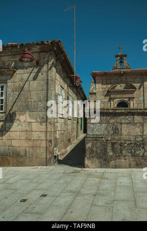 Stretto vicoletto tra affascinanti edifici gotici e pietre antiche mura a Guarda. Un ben conservato borgo medievale nella zona orientale del Portogallo. Foto Stock