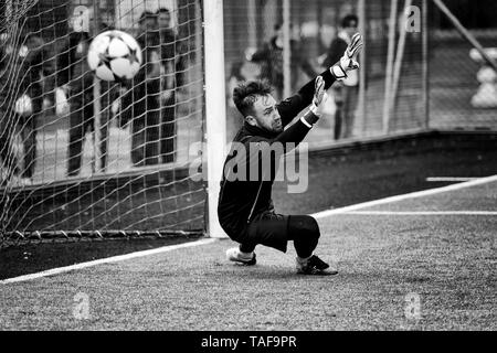 Roma, Italia - 19 Maggio 2019: durante una partita di calcio il portiere lancia nel tentativo di recuperare la palla che passa a lui ed entra nella rete. Ho Foto Stock