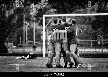 Roma, Italia - 19 Maggio 2019: esultanza di un gruppo di giocatori di fronte alla meta avversaria, immediatamente dopo un goal. Il portiere si trova su t Foto Stock