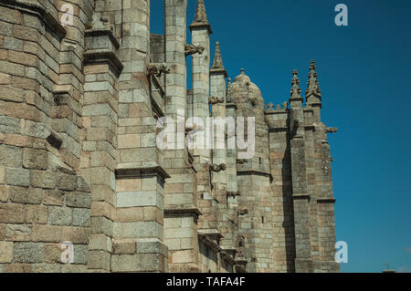 Pietra parete in mattoni con contrafforti e pinnacoli decorazione gotica Cattedrale Guarda. Un ben conservato borgo medievale nella zona orientale del Portogallo. Foto Stock