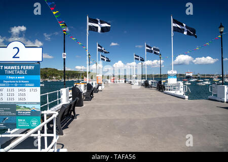 Vista del Principe di Galles pier in Falmouth, Cornwall che serve come una barca di lancio per traghetti attraverso la baia e lungo il fiume Fal. Foto Stock