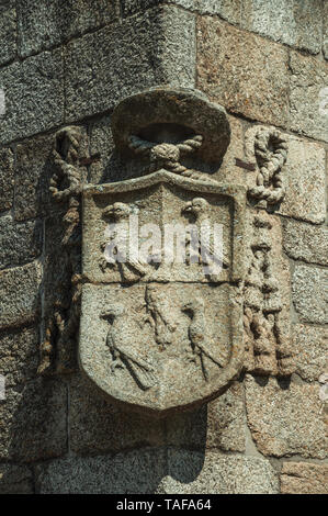 Affascinante stemma della famiglia scudo scolpita sulla pietra in una parete della cattedrale gotica a Guarda. Un ben conservato borgo medievale nella zona orientale del Portogallo. Foto Stock