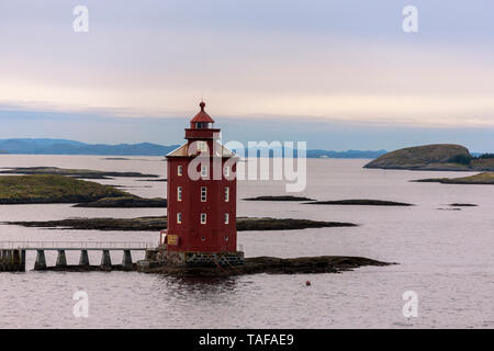 Arroccato su un minuscolo skerry off Ørlandet, storico Kjeungskjaer ottagonale faro in corrispondenza della bocca dell'Bjungenfjorden, Ørland, Trøndelag, Norvegia Foto Stock