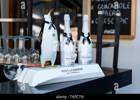 Lubiana, Slovenia 7.5.2019: due bottiglie di Moet Chandon Ice Imperial champagne Foto Stock