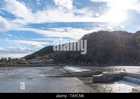 Barca a Hozu-gawa River e Togetsu-kyo Ponte con colorati foresta montana background in Arashiyama, Kyoto, Giappone. Arashiyama è a livello nazionale desig Foto Stock