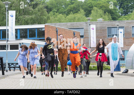 Bewdley, Worcestershire, Regno Unito. 24 Maggio, 2019. In tutta l'Inghilterra e Galles nonché in altre parti del Regno Unito, centinaia di migliaia di scuole sesta forma studenti stanno lasciando la loro rispettiva scuola prima di prendere il loro un livello di esami. È diventato sempre più tradizionale per loro di vestire in abiti di fantasia sulla loro ultima giornata. Questo anno ci sono 745,585 voci di esami ad un livello, una riduzione del 2% dal 2018. Un livello di risultati è il giorno Giovedì 15 Agosto. [Fonte dati: gov.uk]. Credito: Pietro Lopeman/Alamy Live News Foto Stock