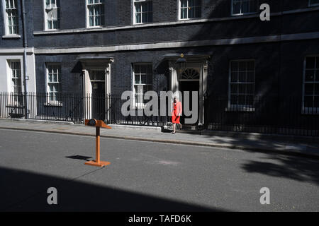 (190524) -- Londra, 24 maggio 2019 (Xinhua) -- Primo Ministro britannico Theresa Maggio passeggiate fuori del 10 Downing Street prima di parlare ai media in London, Gran Bretagna il 24 maggio 2019. Theresa Maggio detto venerdì che Ella farà uscire come leader del partito conservatore del 7 giugno, spianando la strada per il processo di eleggere il suo successore. (Xinhua/Alberto Pezzali) Foto Stock