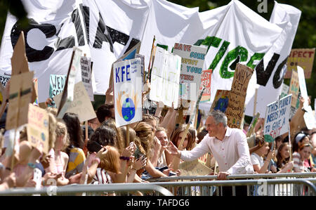 Londra, Regno Unito. 25 maggio2019. La folla di scolari circondano College Green, Westminster per fare sentire la loro voce per i media di tutto il mondo durante il venerdì per il clima futuro sciopero, Londra. Jonathan Bartley, co-leader del Partito Verde,parla ai manifestanti, tanto alla loro gioia Credito: PjrFoto/Alamy Live News Foto Stock