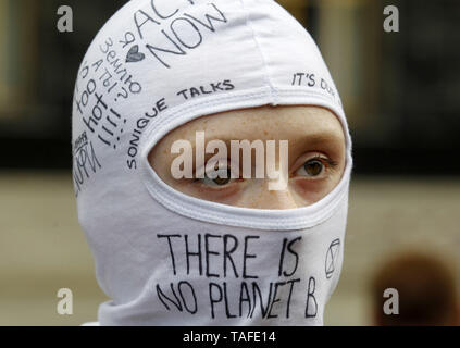 Kiev, Ucraina. 24 Maggio, 2019. Un protestor indossa una maschera bianca assiste un clima sciopero protesta davanti il gabinetto dei ministri di Kiev, in Ucraina, il 24 maggio 2019. Studenti di tutto il mondo per partecipare il venerdì per il futuro "Global Strike per il futuro" protesta, chiedono ai loro governi di agire contro il riscaldamento globale. Credito: Serg Glovny/ZUMA filo/Alamy Live News Foto Stock