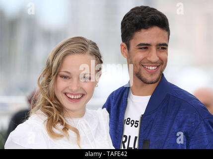 (190524) -- CANNES, 24 maggio 2019 (Xinhua) -- actrice Marie Bernard (L) e l'attore Shain Boumedine pongono durante un photocall per 'Mektoub, il mio amore: Intermezzo' presso la 72a Cannes Film Festival di Cannes, Francia, 24 maggio 2019. Direttore Abdellatif Kechiche del film 'Mektoub, il mio amore: Intermezzo' di competere per la Palme d'Or con 20 altri film. (Xinhua/Gao Jing) Foto Stock