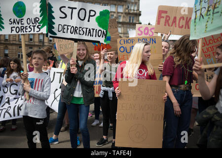 Glasgow, Regno Unito. Il 24 maggio 2019. Il contuing venerdì stikes da chldren e giovani, per protestare contro l'azione inadeguata da parte dei governi sul clima di crisi. Credito: jeremy sutton-hibbert/Alamy Live News Foto Stock