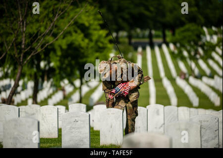 Arlington, VA, Stati Uniti d'America. 23 Maggio, 2019. I soldati assegnati al 3D U.S. Reggimento di Fanteria (la vecchia guardia) luogo noi bandiere sulle tombe al Cimitero Nazionale di Arlington, il 24 maggio 2018 prima del Memorial Day in Arlington, Virginia. Credito: Michael A. McCoy/ZUMA filo/Alamy Live News Foto Stock