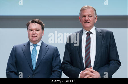 Berlino, Deutschland. 14 Maggio, 2019. lr: Abramo SCHOT (Bram Schot) (VW, gestione Gruppo Zecca, AoPremium, Aò) e Andreas RENSCHLER (VW, gestione Gruppo Zecca, AoTruck e bus, Aò) Volkswagen AG - incontro generale annuale in CityCube a Berlino, in Germania il 14.05.2019. € | Utilizzo di credito in tutto il mondo: dpa/Alamy Live News Foto Stock