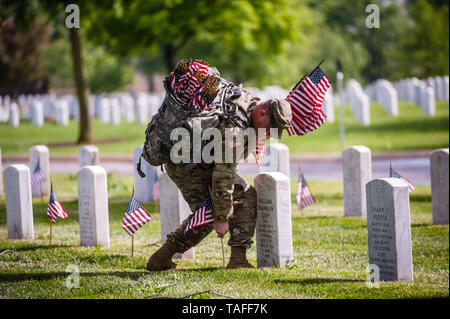Arlington, Virginia, Stati Uniti d'America. 23 Maggio, 2019. I soldati assegnati al 3D U.S. Reggimento di Fanteria (la vecchia guardia) luogo noi bandiere sulle tombe al Cimitero Nazionale di Arlington, il 24 maggio 2018 prima del Memorial Day in Arlington, Virginia. Credito: Michael A. McCoy/ZUMA filo/Alamy Live News Foto Stock
