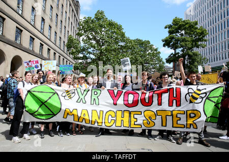 Manchester, Regno Unito. 24 Maggio, 2019. La manodopera MP Afzal Khan mostra solidarietà allo studente sciopero per il cambiamento climatico. St Peters Square, Manchester. Credito: Barbara Cook/Alamy Live News Foto Stock