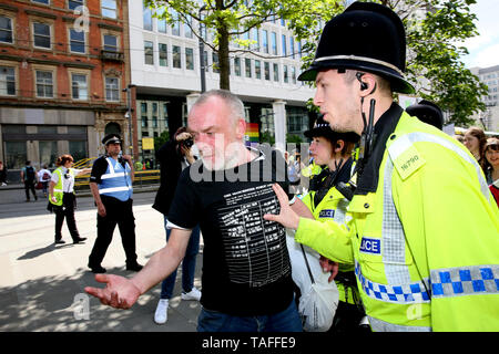 Manchester, Regno Unito. 24 Maggio, 2019. Un poliziotto spingendo un uomo fuori del modo durante gli studenti sciopero di protesta, St Peters Square, Manchester. Credito: Barbara Cook/Alamy Live News Foto Stock