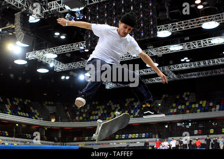 Londra, Regno Unito. 24 Maggio, 2019. Un maschio di skate boarder in azione durante le prove di venerdì. 2019 SLS World Tour, Street League Skateboarding evento presso il box di rame arena, Queen Elizabeth Olympic Park a Londra Venerdì 24 Maggio 2019 questa immagine può essere utilizzata solo per scopi editoriali. Solo uso editoriale, è richiesta una licenza per uso commerciale. pic da Steffan Bowen/Andrew Orchard fotografia sportiva/Alamy Live news Credito: Andrew Orchard fotografia sportiva/Alamy Live News Foto Stock