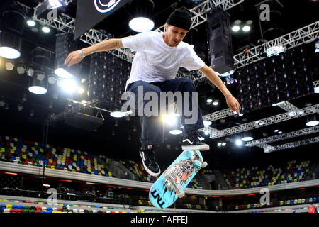 Londra, Regno Unito. 24 Maggio, 2019. Un maschio di skate boarder in azione durante le prove di venerdì. 2019 SLS World Tour, Street League Skateboarding evento presso il box di rame arena, Queen Elizabeth Olympic Park a Londra Venerdì 24 Maggio 2019 questa immagine può essere utilizzata solo per scopi editoriali. Solo uso editoriale, è richiesta una licenza per uso commerciale. pic da Steffan Bowen/Andrew Orchard fotografia sportiva/Alamy Live news Credito: Andrew Orchard fotografia sportiva/Alamy Live News Foto Stock