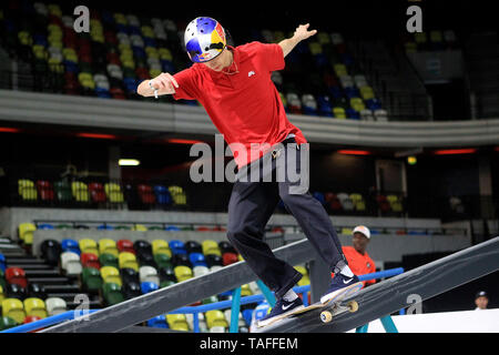 Londra, Regno Unito. 24 Maggio, 2019. Un maschio di skate boarder in azione durante le prove di venerdì. 2019 SLS World Tour, Street League Skateboarding evento presso il box di rame arena, Queen Elizabeth Olympic Park a Londra Venerdì 24 Maggio 2019 questa immagine può essere utilizzata solo per scopi editoriali. Solo uso editoriale, è richiesta una licenza per uso commerciale. pic da Steffan Bowen/Andrew Orchard fotografia sportiva/Alamy Live news Credito: Andrew Orchard fotografia sportiva/Alamy Live News Foto Stock