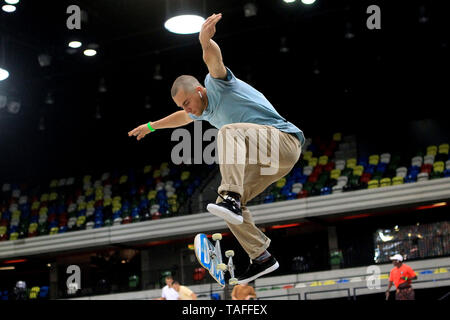 Londra, Regno Unito. 24 Maggio, 2019. Un maschio di skate boarder in azione durante le prove di venerdì. 2019 SLS World Tour, Street League Skateboarding evento presso il box di rame arena, Queen Elizabeth Olympic Park a Londra Venerdì 24 Maggio 2019 questa immagine può essere utilizzata solo per scopi editoriali. Solo uso editoriale, è richiesta una licenza per uso commerciale. pic da Steffan Bowen/Andrew Orchard fotografia sportiva/Alamy Live news Credito: Andrew Orchard fotografia sportiva/Alamy Live News Foto Stock