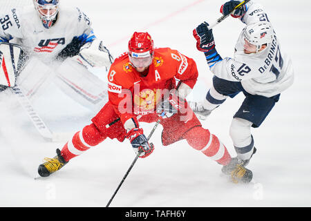 Alexander OVECHKIN, RUS 8 competere, lotta per il puck contro Alex DEBRINCAT, USA 12 Cory SCHNEIDER, STATI UNITI D'AMERICA 35 RUSSIA - USA 4-3 Russland - USA Quarti di Finale IIHF Hockey su ghiaccio ai campionati mondiali di Bratislava, Slovacchia, Slowakei, 23 maggio 2019, STAGIONE 2018/2019, © Peter Schatz / Alamy Live News Foto Stock