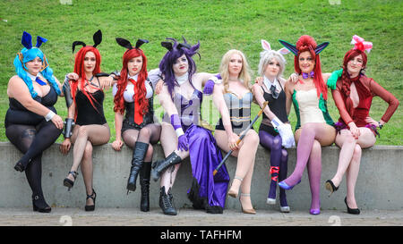 ExCel London, Regno Unito - 24 maggio 2019. Un gruppo di donne in 'Lega delle leggende' outfits divertirsi in posa su una tempesta. Migliaia di cosplayers, i giocatori e gli appassionati di film e TV fantasy e sci-fi in costume si riuniscono nel giorno di apertura di MCM Comicon a ExCel di Londra. Credito: Imageplotter/Alamy Live News Foto Stock