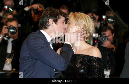 Cannes, Francia. 24 Maggio, 2019. Virginie Efira, Niels Schneider, 2019 Credit: Allstar Picture Library/Alamy Live News Foto Stock