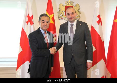 Tbilisi, Georgia. 24 Maggio, 2019. Cinese il consigliere di Stato e Ministro degli Esteri Wang Yi (L) soddisfa in stile georgiano con il Primo Ministro Mamuka Bakhtadze a Tbilisi, Georgia, 24 maggio 2019. Credito: Li Ming/Xinhua/Alamy Live News Foto Stock