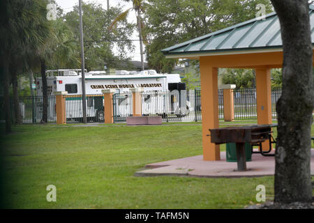 Fort Lauderdale, Florida, Stati Uniti d'America. 24 Maggio, 2019. Hamid Ould-Rouis chi era 58 anni è stato ucciso dopo essere scattato dalla legge i funzionari di polizia. Un U.S. Il maresciallo ha detto il sospetto è stato voluto per tentato omicidio. Quando è uscito il suo veicolo nel parcheggio, egli era in possesso di una pistola che era quando i membri della task force sparato e ucciso nel parcheggio. I tiratori veicolo una VW è stato poi rimosso dalla moschea con tiro fuori di windows. Credito: tempeste Media Group/Alamy Live News Foto Stock