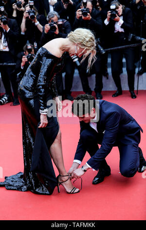 Cannes. 24 Maggio, 2019. Niels Schneider e Virginie Efira arriva alla premiere di ' SYBIL ' durante il 2019 Festival di pellicola di Cannes il 24 maggio 2019 presso il Palais des Festivals in Cannes, Francia. ( Credito: Lyvans Boolaky/spazio di immagine/Media Punch)/Alamy Live News Foto Stock