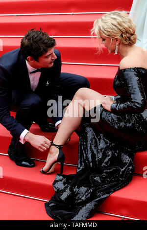 Cannes. 24 Maggio, 2019. Niels Schneider e Virginie Efira arriva alla premiere di ' SYBIL ' durante il 2019 Festival di pellicola di Cannes il 24 maggio 2019 presso il Palais des Festivals in Cannes, Francia. ( Credito: Lyvans Boolaky/spazio di immagine/Media Punch)/Alamy Live News Foto Stock