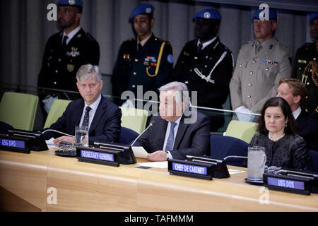 New York, Stati Uniti d'America. 24 Maggio, 2019. Segretario Generale delle Nazioni Unite Antonio Guterres (C, anteriore) parla durante la medaglia Diagne cerimonia di premiazione presso la sede delle Nazioni Unite a New York, 24 maggio 2019. Un soldato del Malawi, che ha dato la sua vita per salvare un compagno in armi in una operazione delle Nazioni Unite nella Repubblica democratica del Congo (RDC) nel novembre 2018, postumo è stato assegnato il più alto e il più prestigioso riconoscimento per operazioni di mantenimento della pace delle Nazioni Unite venerdì. Il capitano Mbaye Diagne medaglia per un coraggio eccezionale è stato aggiudicato al privato Chitete pericoloso. Credito: Xinhua/Alamy Live News Foto Stock