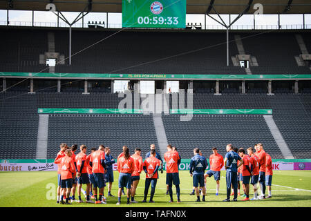 Berlino, Germania. 24 Maggio, 2019. Il Bayern Monaco di Baviera i giocatori di partecipare a una sessione di formazione per la prossima Coppa Tedesca partita finale tra RB Lipsia e FC Bayern Monaco di Baviera a Berlino, capitale della Germania, il 24 maggio 2019. Credito: Kevin Voigt/Xinhua/Alamy Live News Foto Stock