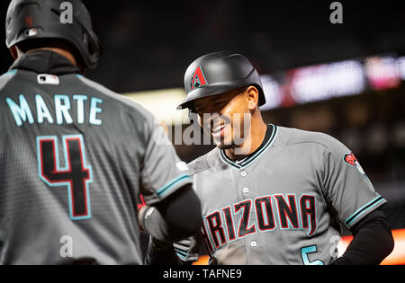 San Francisco, California, Stati Uniti d'America. 24 Maggio, 2019. Arizona Diamondbacks terzo baseman Eduardo Escobar (5) celebra il suo sesto inning tre eseguire Omero, durante una partita MLB tra l'Arizona Diamondbacks e i San Francisco Giants presso Oracle Park di San Francisco, California. Valerie Shoaps/CSM/Alamy Live News Foto Stock