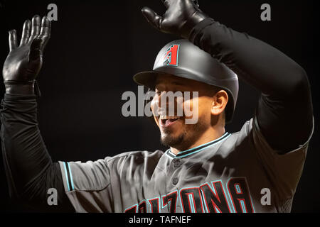 San Francisco, California, Stati Uniti d'America. 24 Maggio, 2019. Arizona Diamondbacks terzo baseman Eduardo Escobar (5) celebra il suo sesto inning tre eseguire Omero, durante una partita MLB tra l'Arizona Diamondbacks e i San Francisco Giants presso Oracle Park di San Francisco, California. Valerie Shoaps/CSM/Alamy Live News Foto Stock