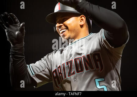 San Francisco, California, Stati Uniti d'America. 24 Maggio, 2019. Arizona Diamondbacks terzo baseman Eduardo Escobar (5) celebra il suo sesto inning tre eseguire Omero, durante una partita MLB tra l'Arizona Diamondbacks e i San Francisco Giants presso Oracle Park di San Francisco, California. Valerie Shoaps/CSM/Alamy Live News Foto Stock